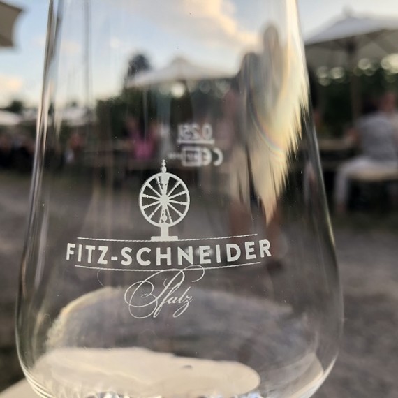 Bild Weinglas mit Logo